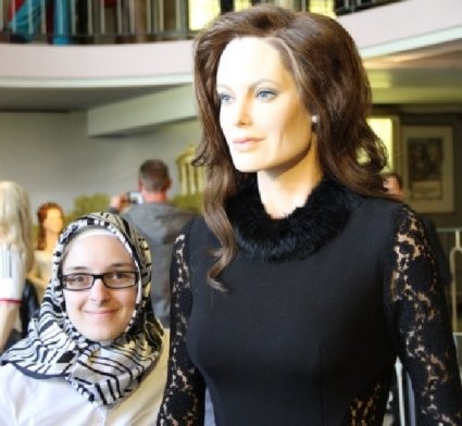 Am nächsten Tag im Wachsfigurenkabinett konnte Ümmü ihreheißgeliebte Angelina Jolie in den Arm nehmen
