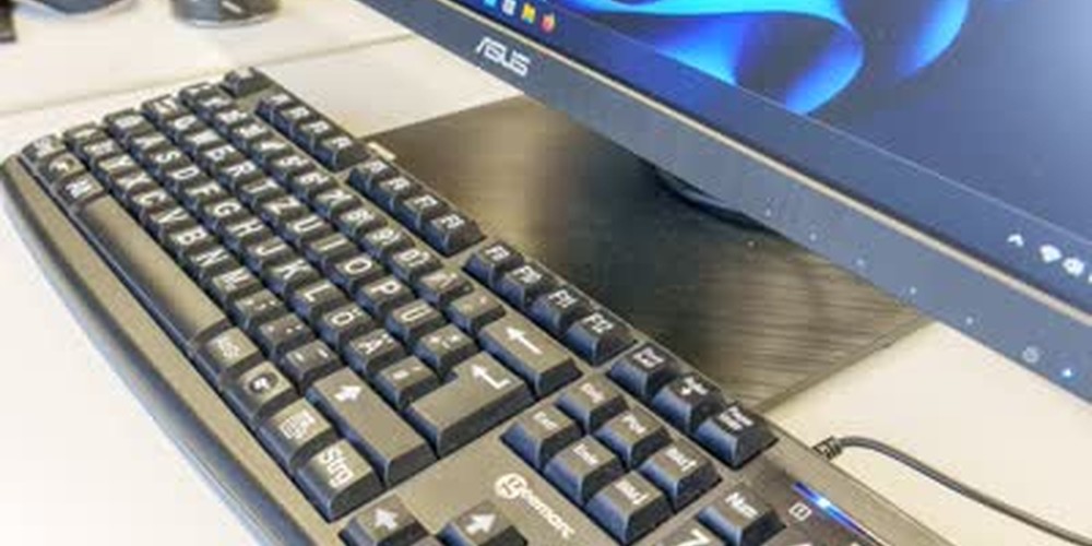 Bildschirm und eine Tastatur
