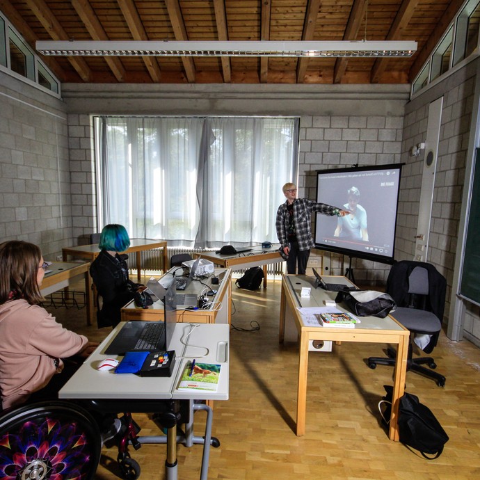 Der Schüler hält seine Präsentation mithilfe einer Leinwand (vergrößerte Bildansicht wird geöffnet)