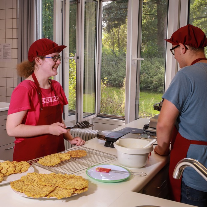 Waffelnbacken in der Küche (vergrößerte Bildansicht wird geöffnet)