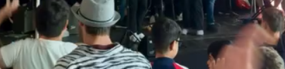 Zwei Lehrkräfte performen gemeinsam mit Schülerinnen und Schülern auf der Bühne und sorgen für Unterhaltung bei den Gästen.