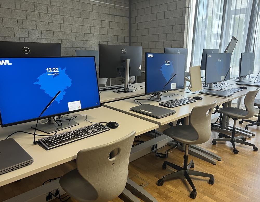 Klassenraum mit Bildschirmen