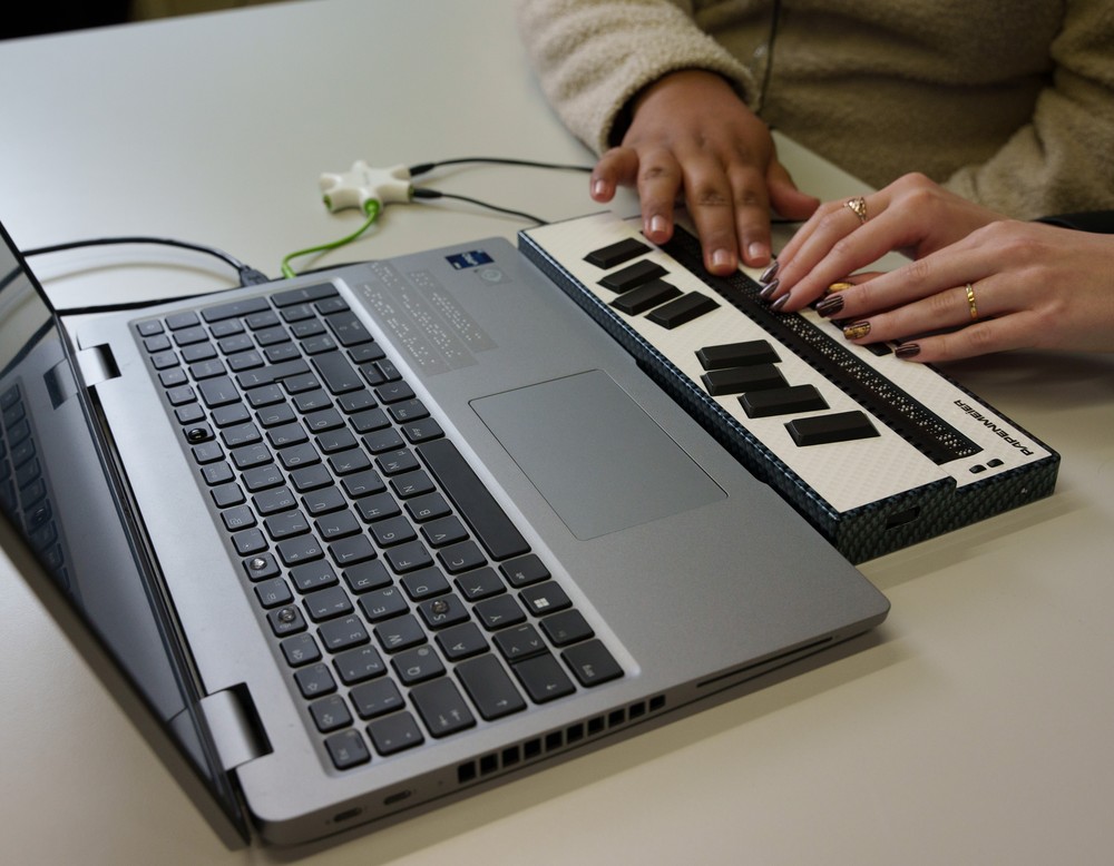 Notebook und eine Braille Tastatur.