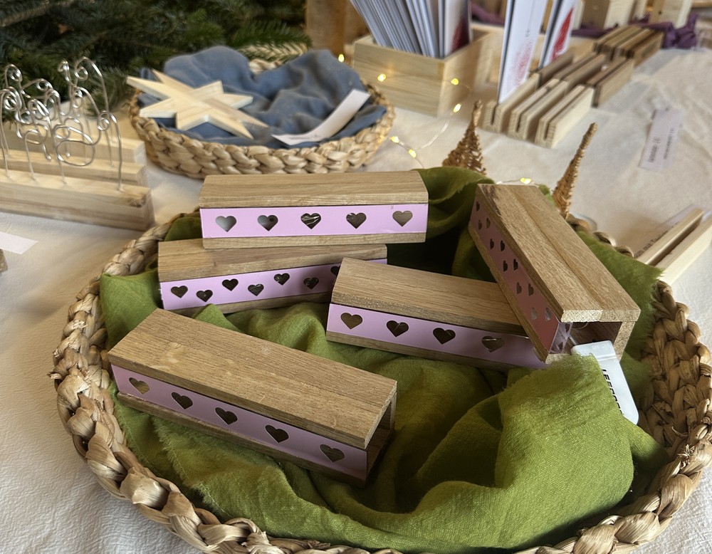 Eine Holzkiste und Holzsterne als Dekoration.