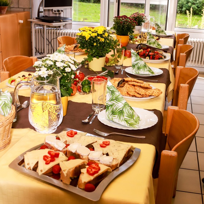 Ein schön gedeckter Tisch (vergrößerte Bildansicht wird geöffnet)
