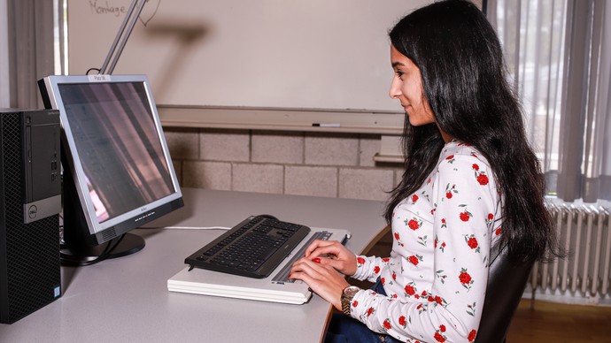 Schülerin arbeitet am PC
