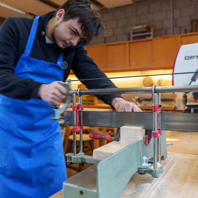 Schüler am Holz sägen (vergrößerte Bildansicht wird geöffnet)