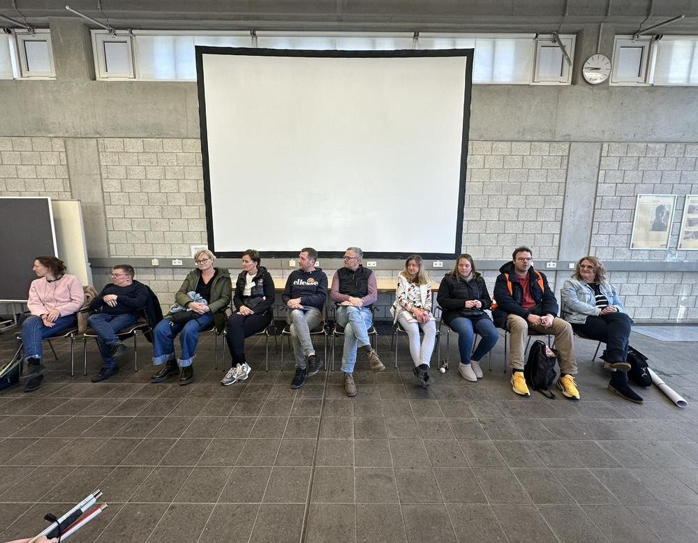 Alle Referenten und Referentinnen sitzen in der Aula