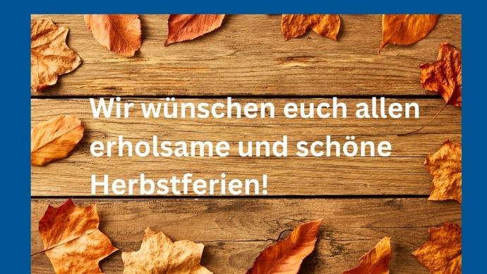 Herbstblätter auf einem Holzboden mit dem Schriftzug: „Wir wünschen euch allen erholsame und wunderschöne Herbstferien!“