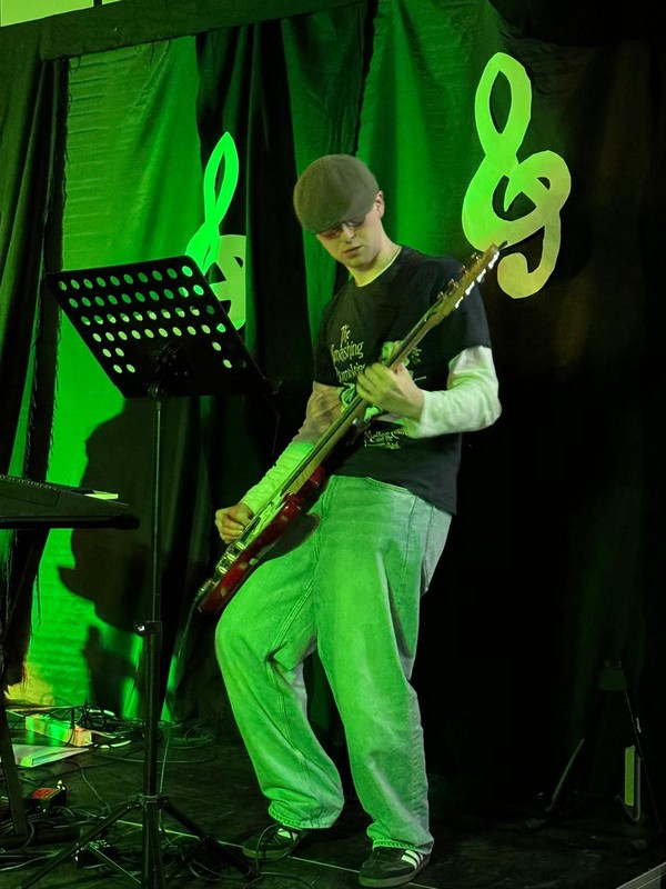 Schüler spielt mit der E-Gitarre
