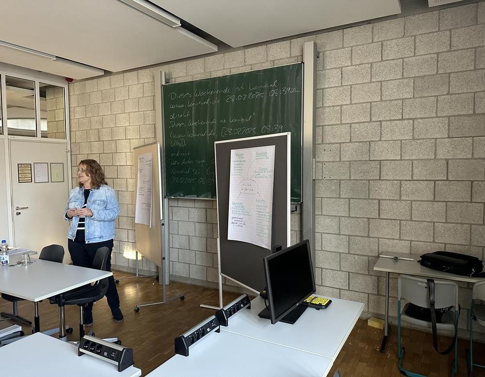 Frau Stemmer Reha-Beraterin von der Arbeitsagentur vor 2 Plakate