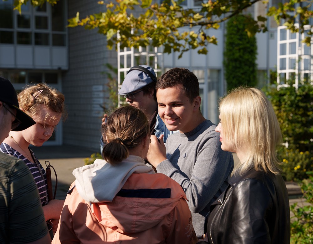 Schülerinnen und Schüler unterhalten sich auf dem Schulhof