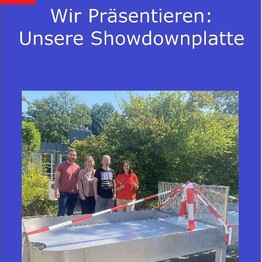 Schulleiterin, eine Lehrerin und zwei Lehrer hinter einer Showdownplatte