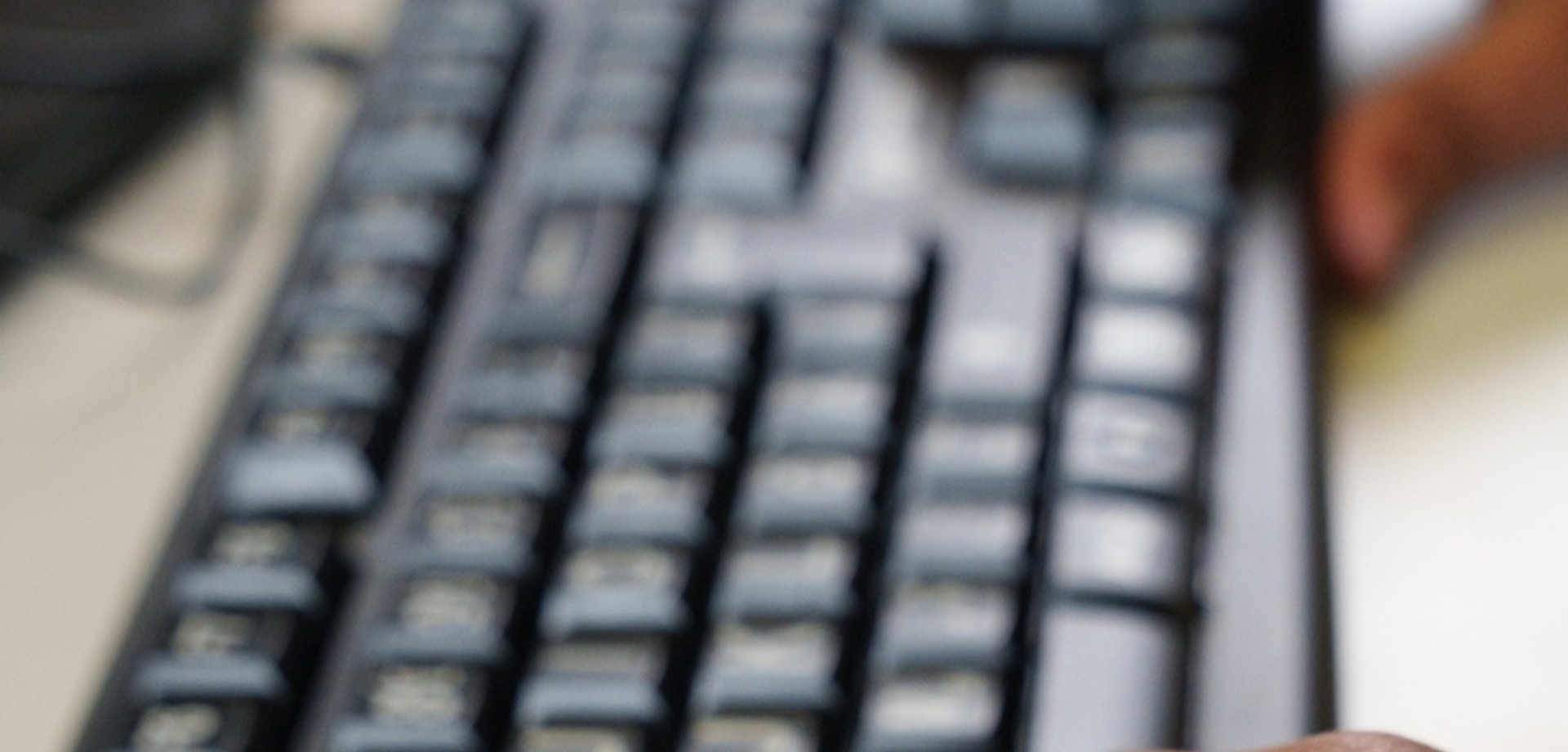 Händen befinden sich auf einer Tastatur