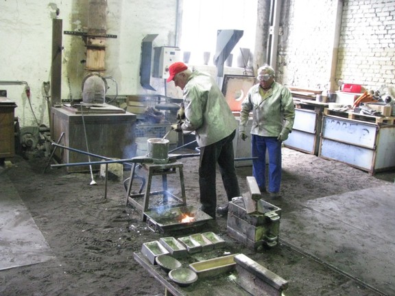 Abschöpfen der Schlacke