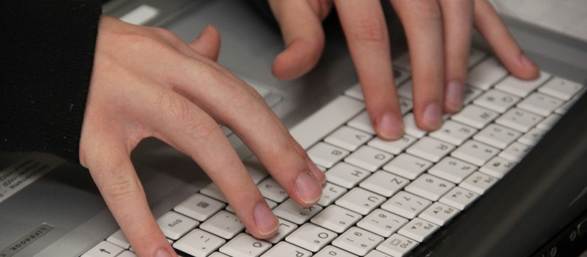 Braillezeile und Laptop Tastatur mit Händen