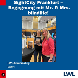 Die Lehrerin der KES-Klasse steht neben der Autorin des Buches „Mit dem Blindenstock nach Togo“.