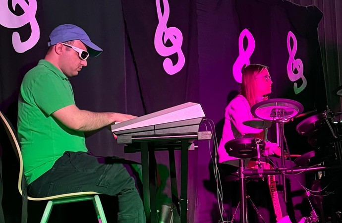 Schüler am Keyboard und Schülerin am Schlagzeug