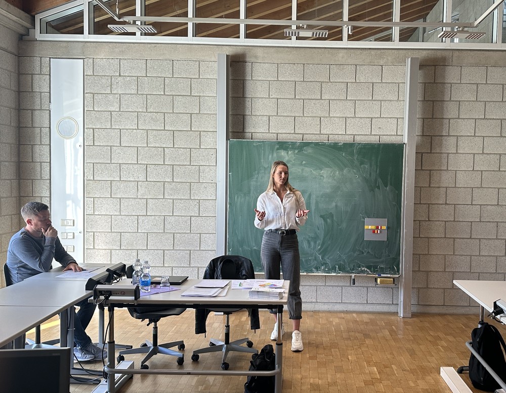 Referentin steht vorne und präsentiert.