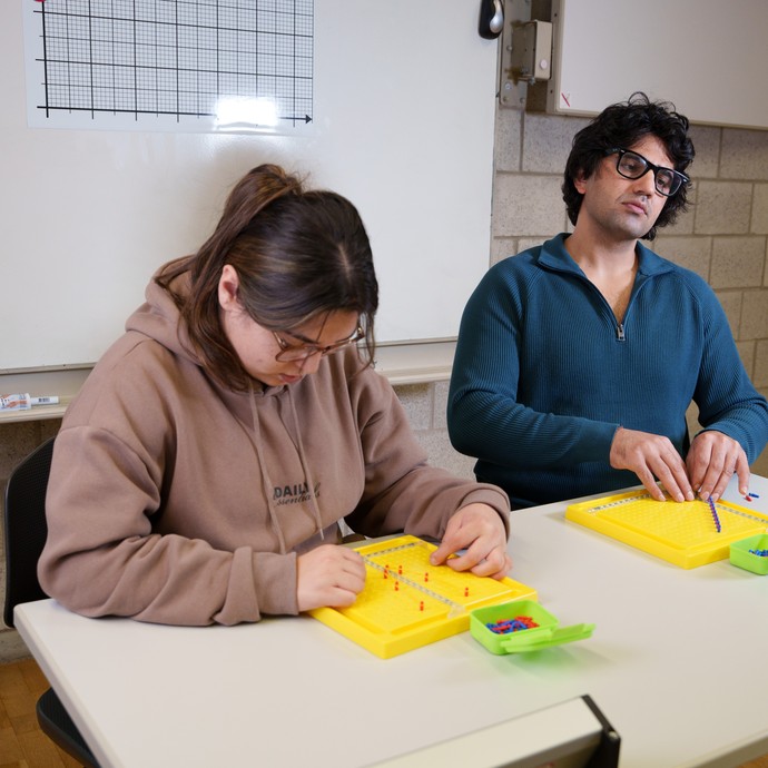 Schüler und Schülerin beim arbeiten mit einen taktilen Koordinatensystemen (vergrößerte Bildansicht wird geöffnet)
