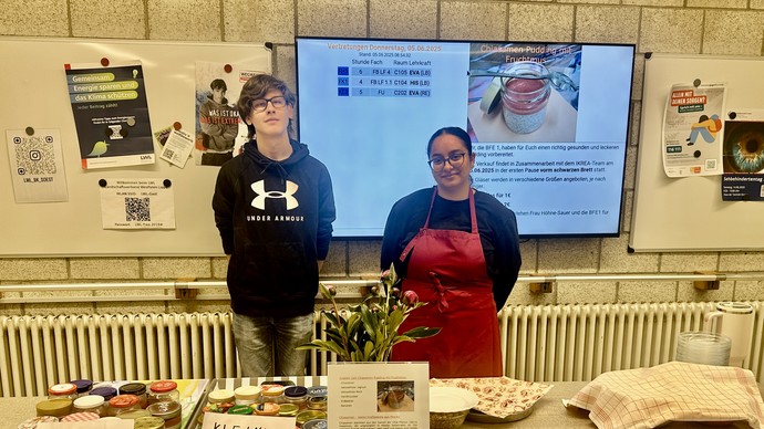 Zwei Schüler stehen hinter dem Verkaufsstand für Chiasamenpudding.
