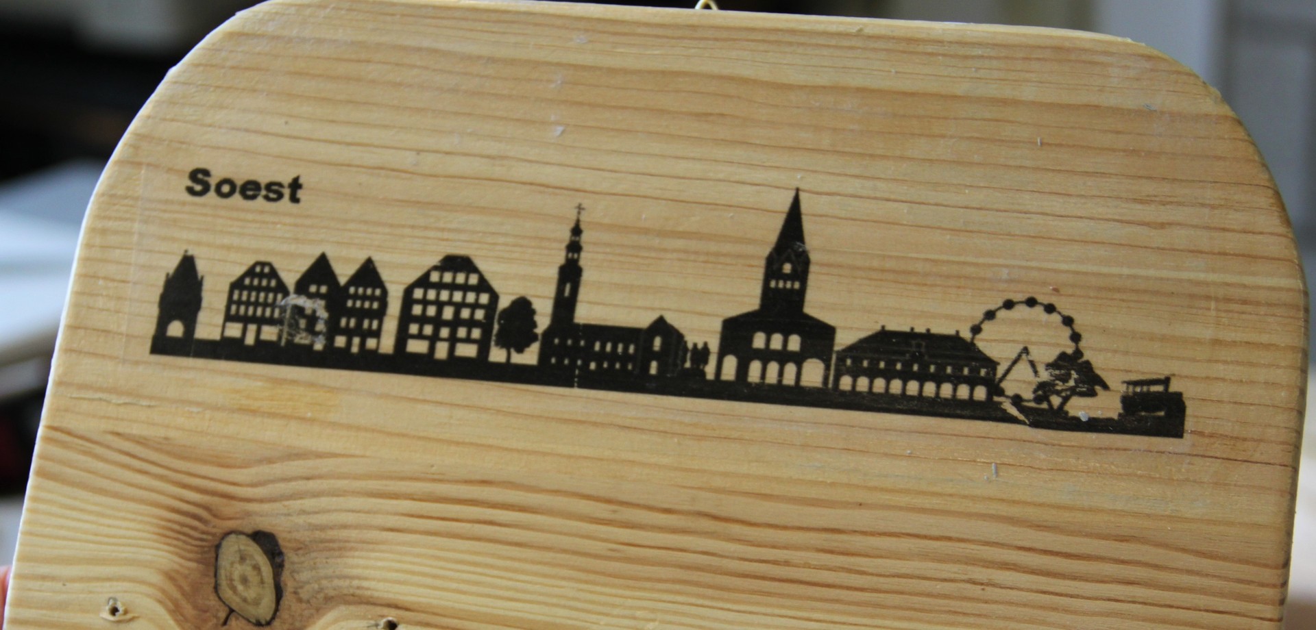 Selbstgemachter Holzbrettchen mit Ausdruck Soest