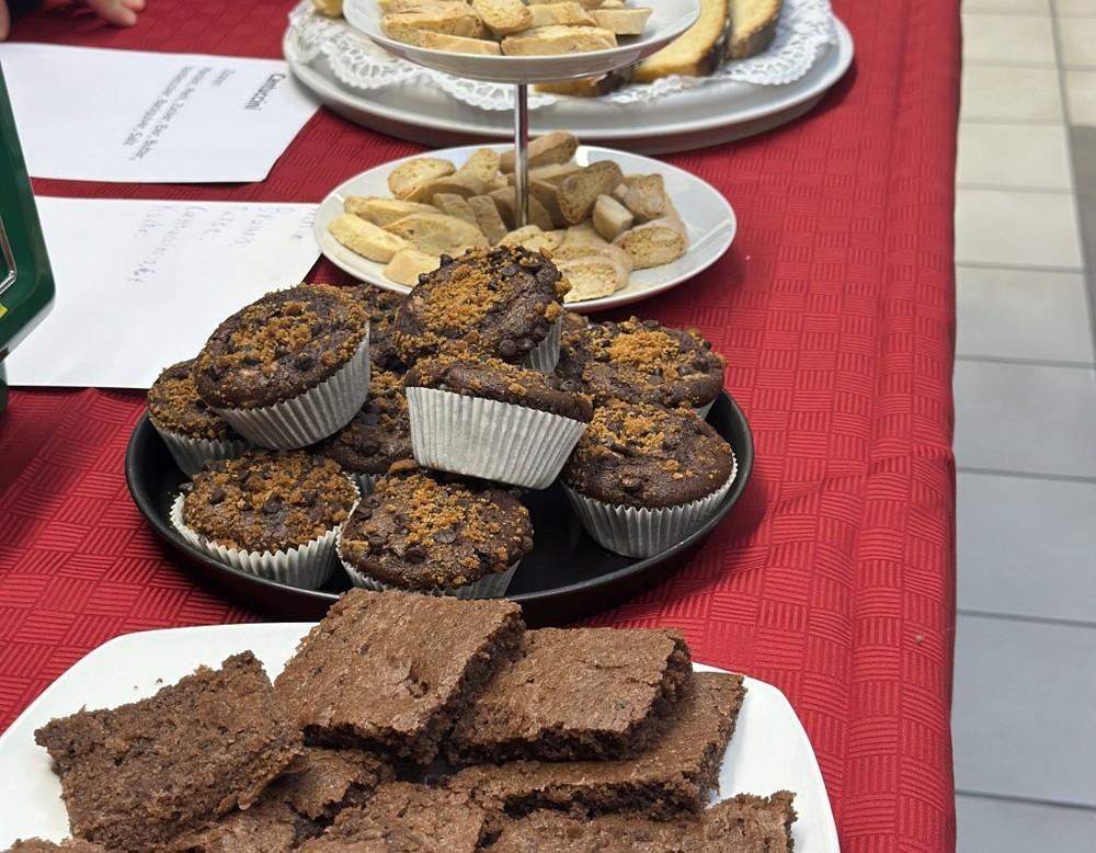 Muffins, Kuchen und Kekse auf einem roten Tisch.
